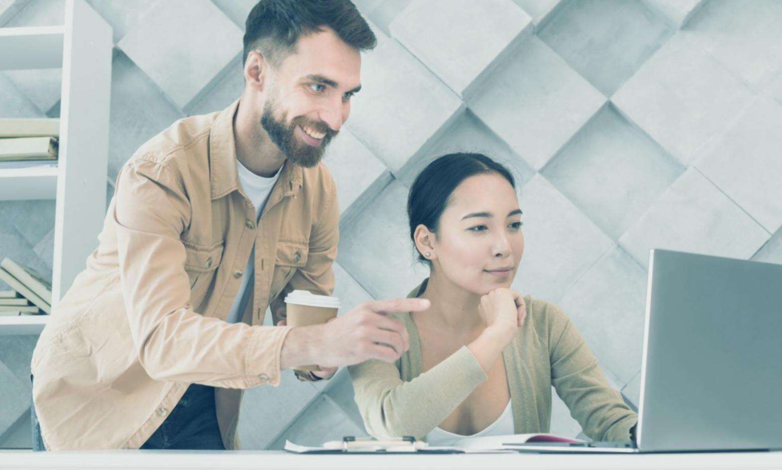 Environnement de travail organisé avec documents financiers et outils de planification budgétaire